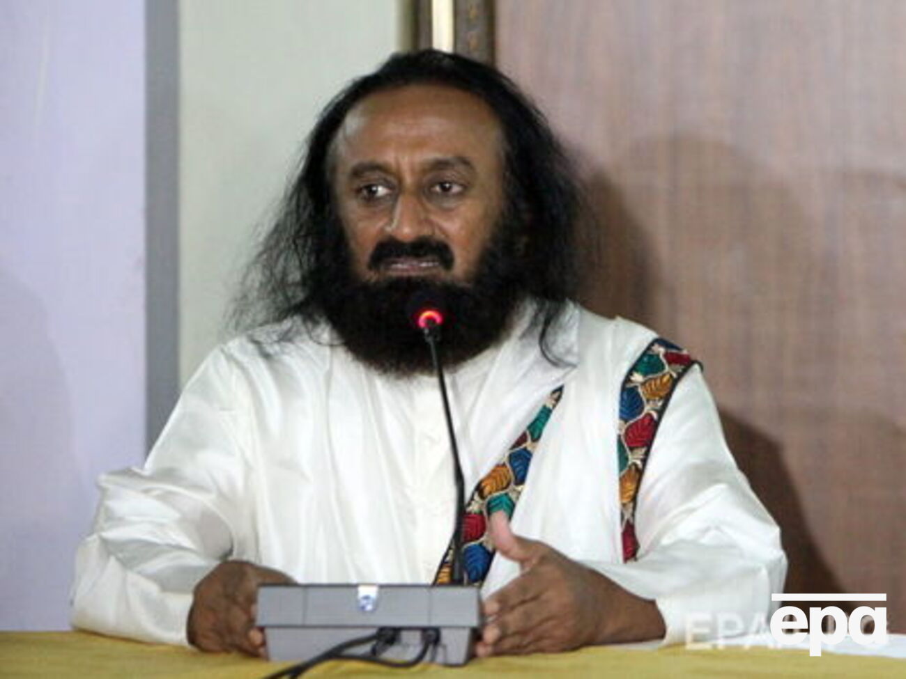 Раві Шанкар: Якщо існує зовнішня агресія, ми повинні звернутися всередину себе