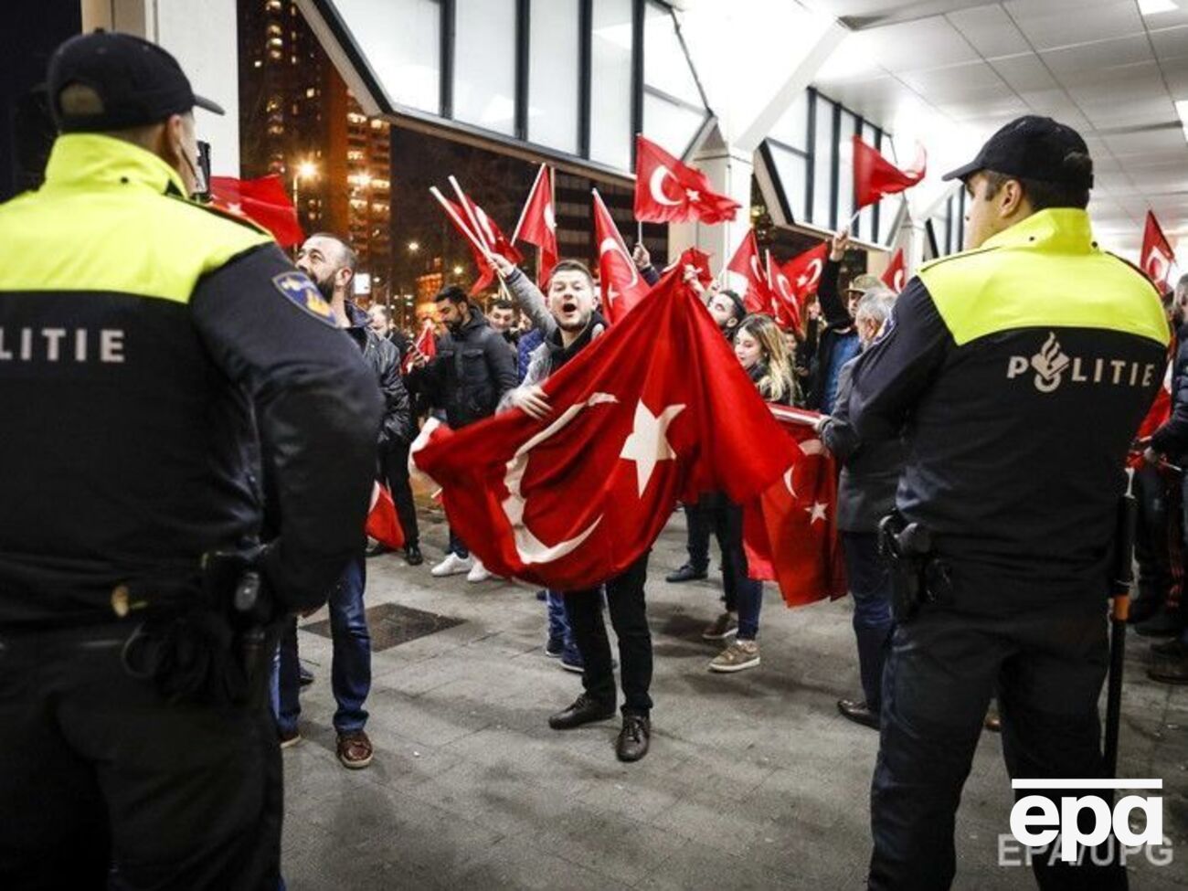 В Роттердаме прошел митинг под турецкими флагами