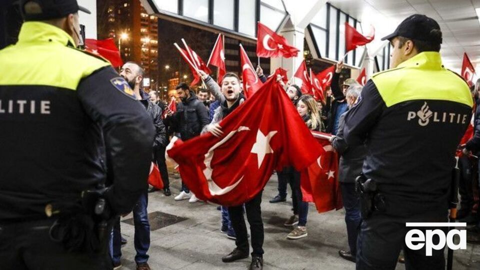 В Роттердаме прошел митинг под турецкими флагами