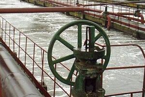 Станція розташована між селами Василівкою і Крутою Балкою недалеко від лінії розмежування