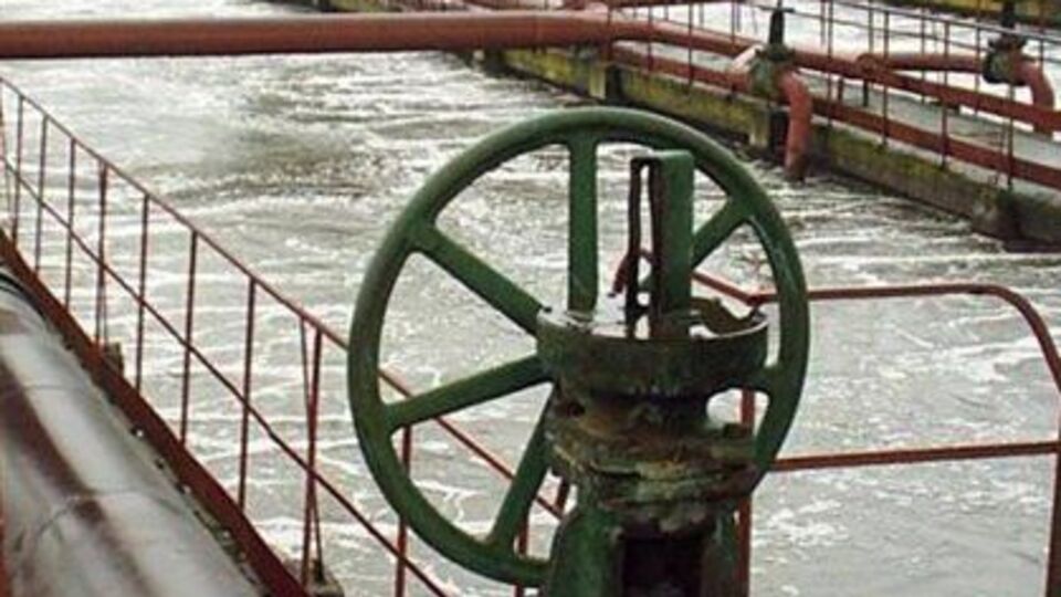 Станція розташована між селами Василівкою і Крутою Балкою недалеко від лінії розмежування