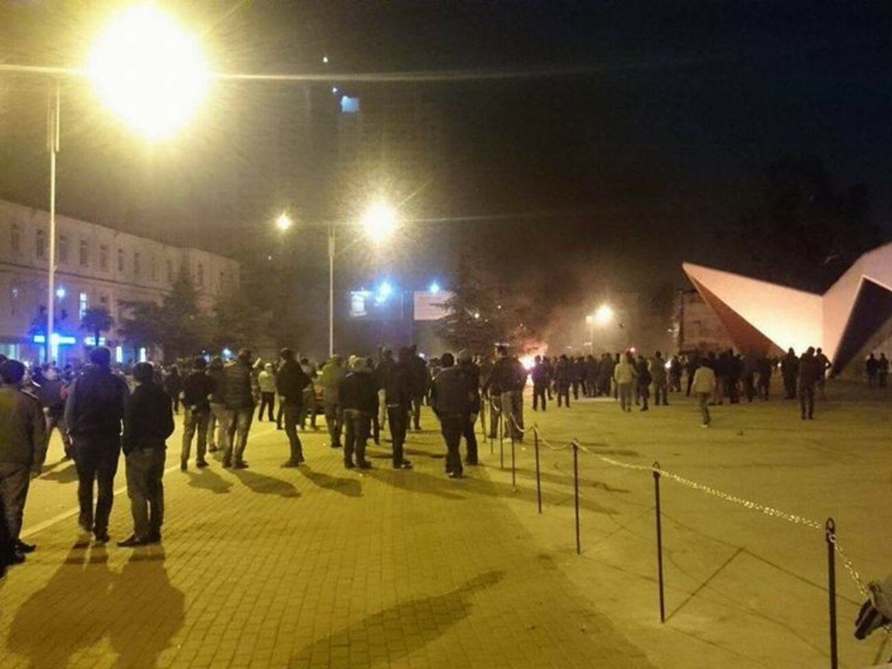Акция протеста проходит возле управления местной полиции
