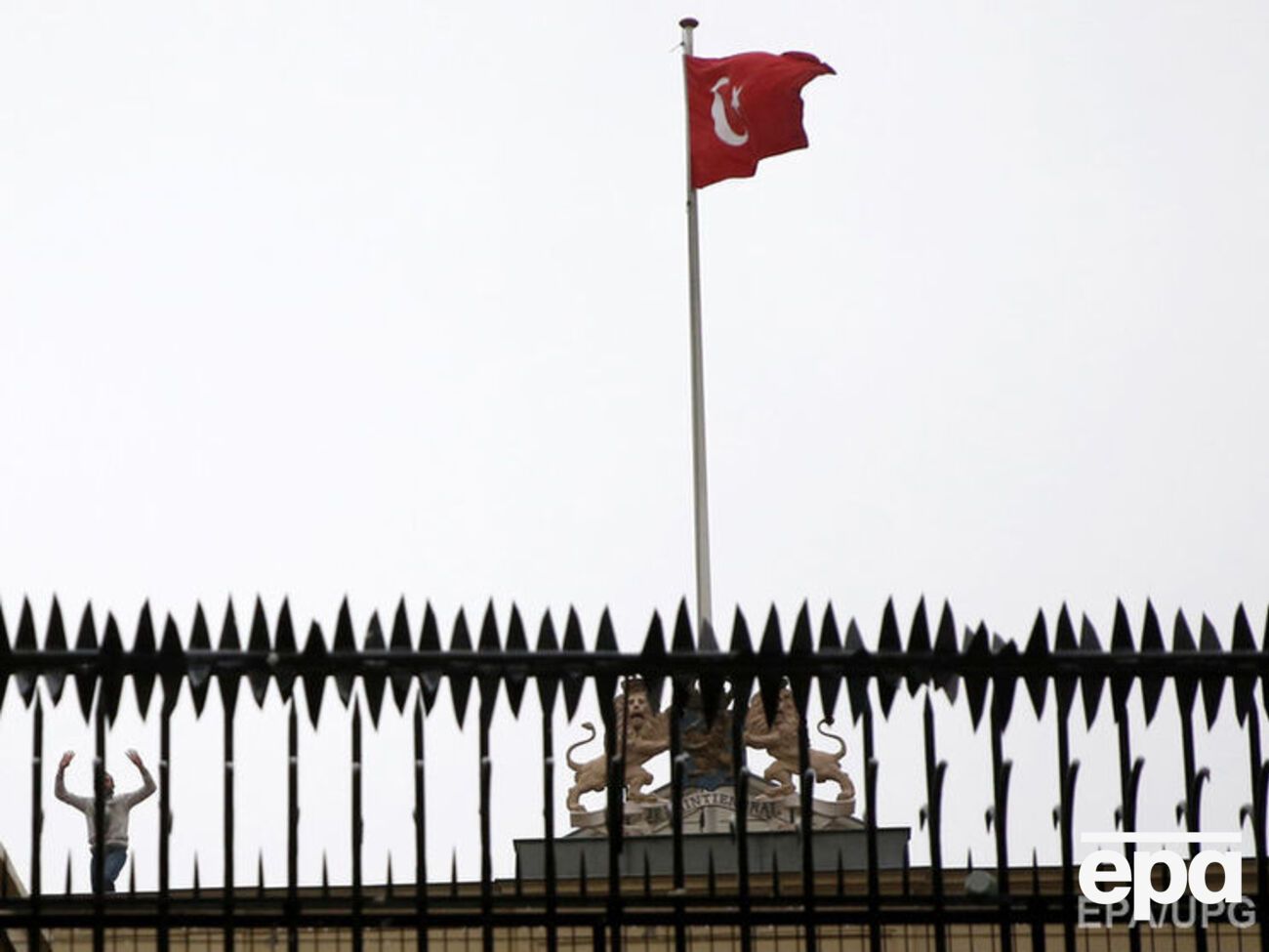 У Стамбулі на будівлі генконсульства Нідерландів на знак протесту підняли&nbsp;турецький&nbsp;прапор