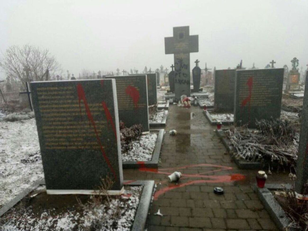 Вандалы облили памятники красной краской