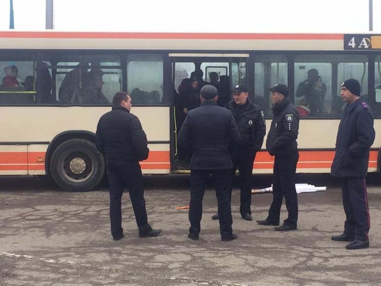 Работники полиции остановили автобус, водитель которого нарушал правила дорожного движения. В транспортном средстве находилось 35 человек