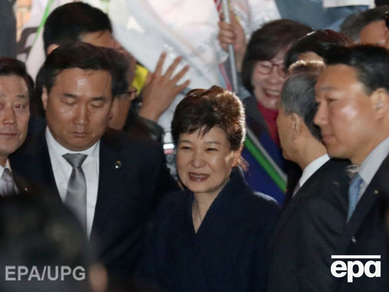 Возле дома Пак Кын Хе ждали толпы сторонников и противников