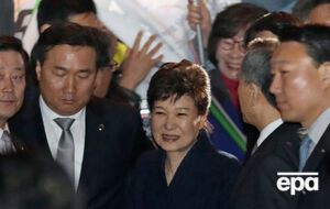 Возле дома Пак Кын Хе ждали толпы сторонников и противников