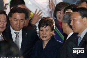 Біля будинку на Пак Кин Хе чекали юрби прихильників і противників