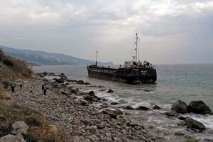 Суховантаж RIVER EREGLI на мілині біля узбережжя Алупки
