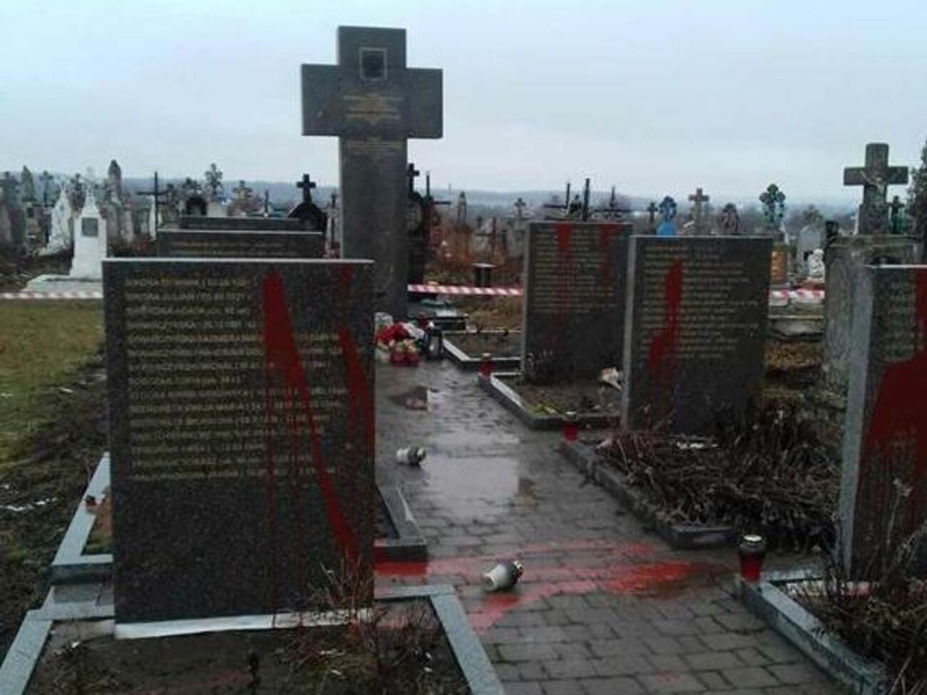 Пам'ятники очистили від написів