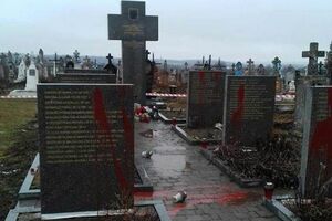 Пам'ятники очистили від написів