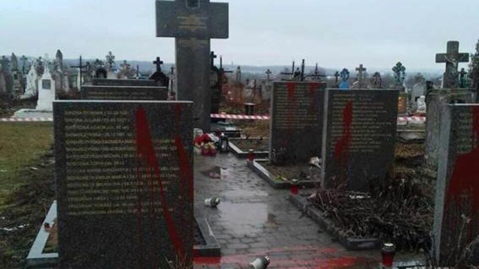 Пам'ятники очистили від написів