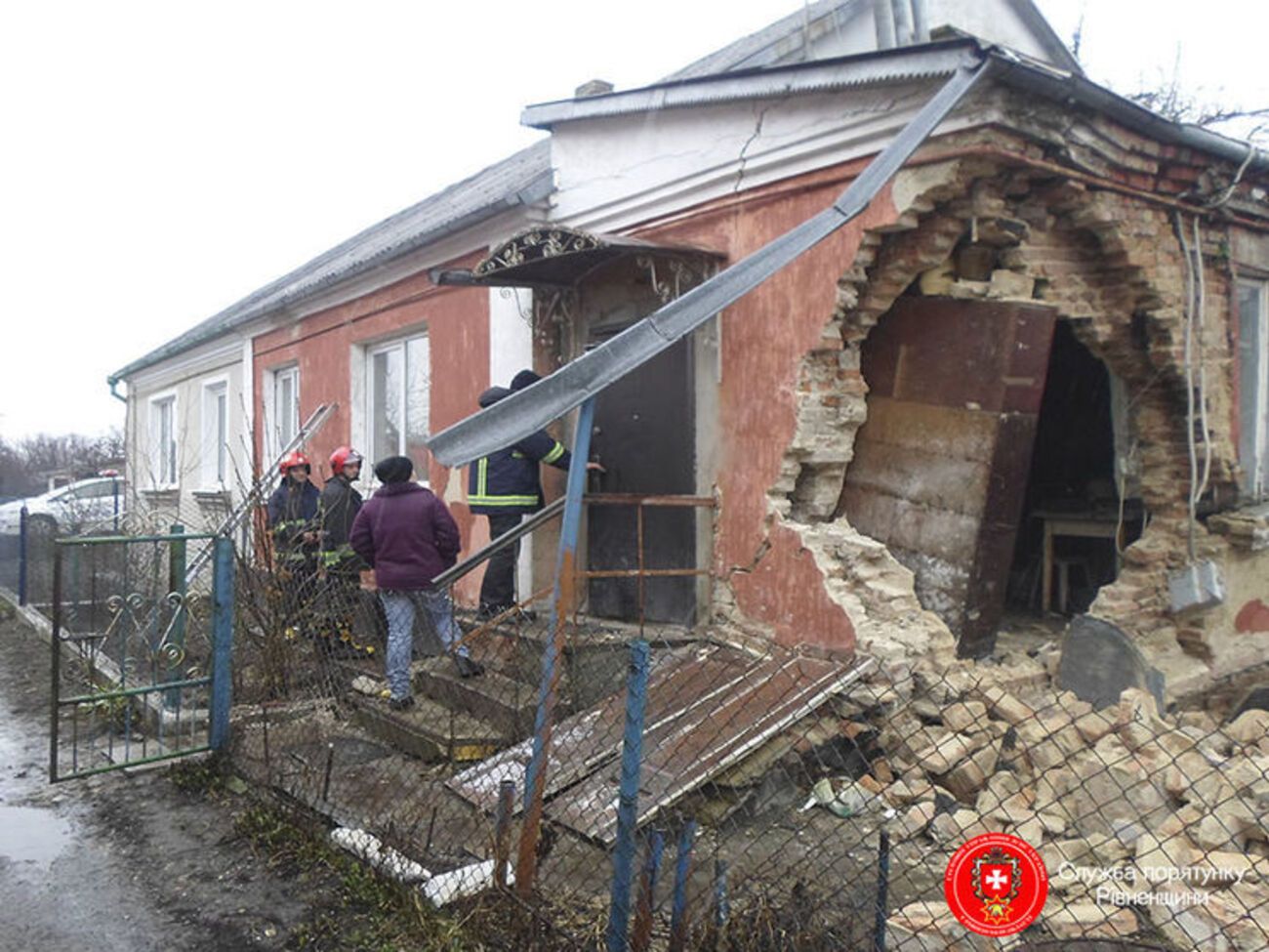 Прибывшие спасатели вытащили ребенка через окно, женщину вывели из дома