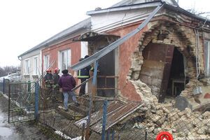 Рятувальники, що прибули, витягли дитину через вікно, жінку вивели з будинку