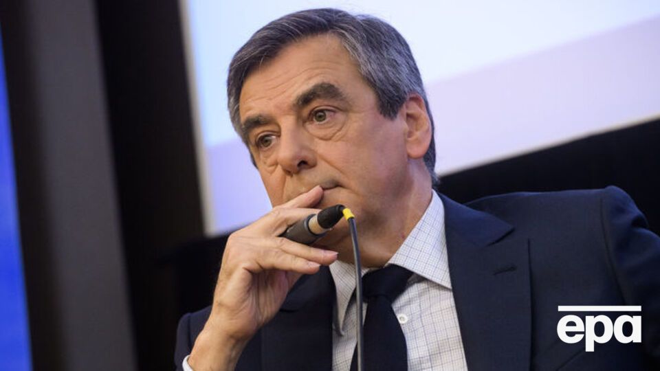 Фийон сказал, что костюмы ему в феврале подарил друг