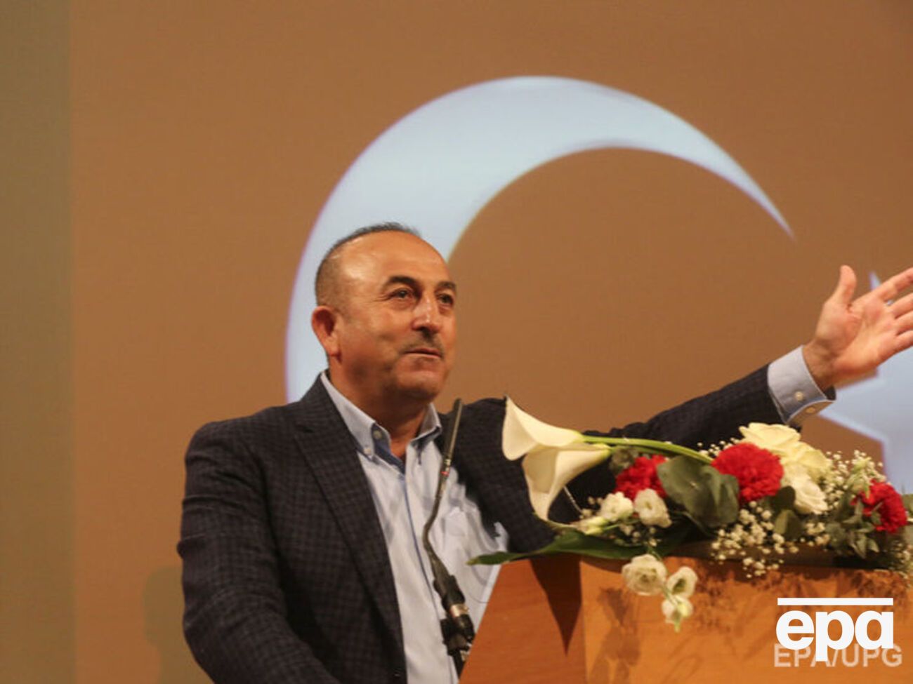 Нідерланди та Німеччина скасували візит турецького міністра закордонних справ Мевлюта Чавушоглу, який повинен був закликати турків, що живуть у цих країнах, проголосувати за конституційні зміни, запропоновані урядом