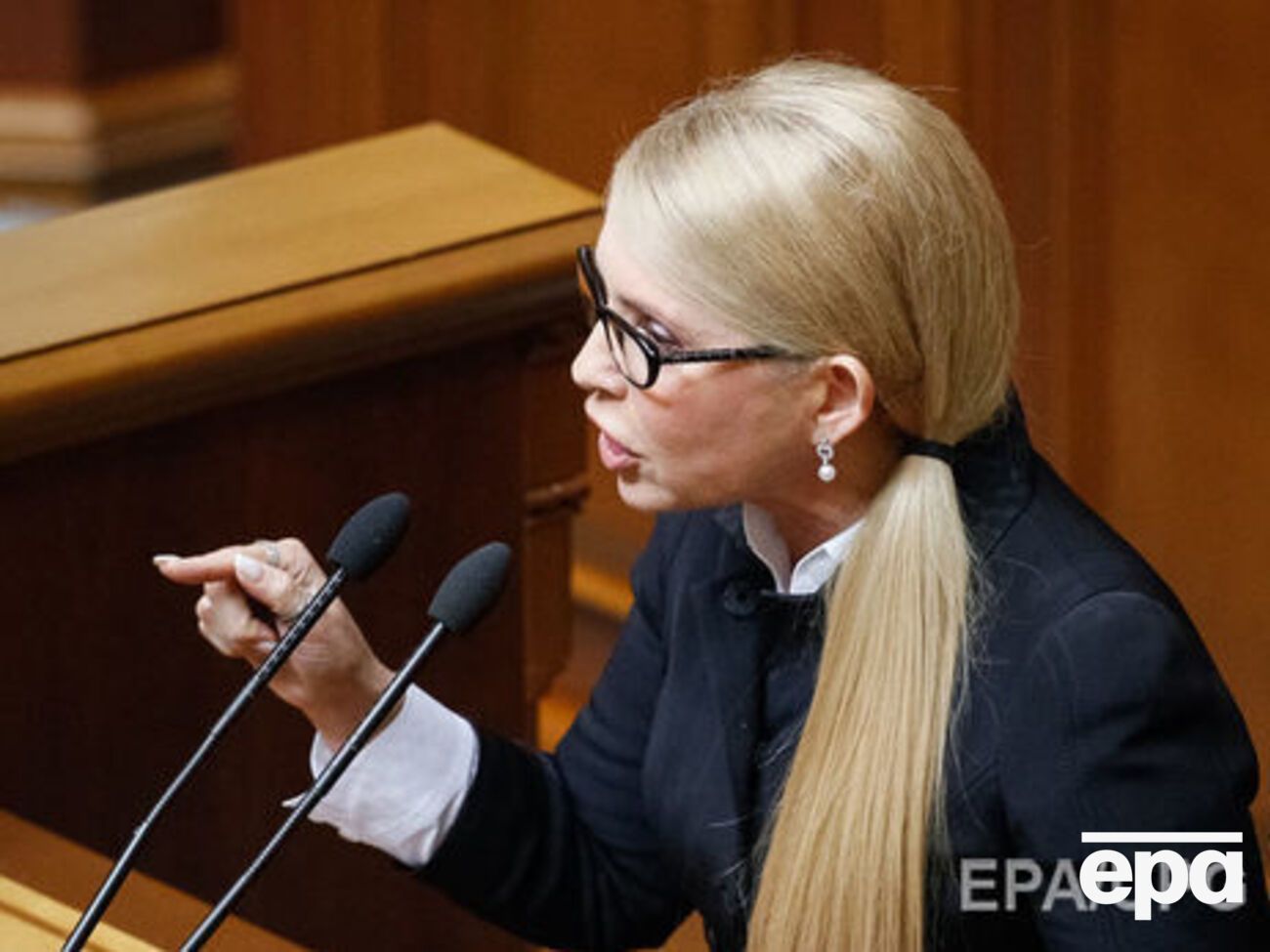 Тимошенко: Ось він у мене в руках, цей проект меморандуму із закладками