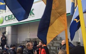 Перед входом в "Сбербанк" появилась стена из бетона и кирпича