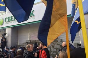 Перед входом у "Сбербанк" з'явилася стіна з бетону і цегли