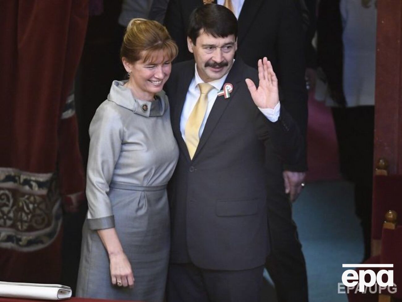 Адер дотримується правоконсервативних поглядів й украй насторожено ставиться до біженців