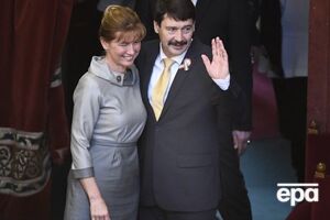Адер дотримується правоконсервативних поглядів й украй насторожено ставиться до біженців