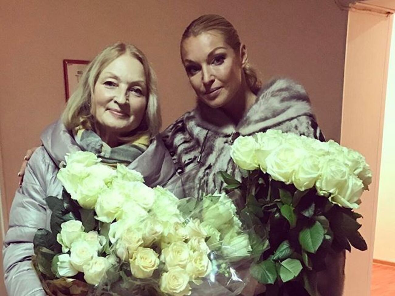 Волочкова:&nbsp;А у моей мамы в питерской квартире еще по-прежнему Новый год. У нее тут целый музей меня