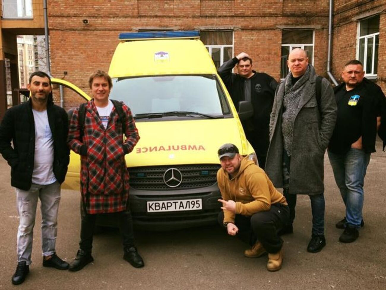 Студия "Квартал 95" передала воинам АТО флаг Украины со своими автографами и пожеланиями