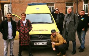 Студия "Квартал 95" передала воинам АТО флаг Украины со своими автографами и пожеланиями