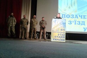 Экс-командир штурмовой роты батальона "Донбасс" Тарас Костанчук призвал делегатов выбрать честных судей