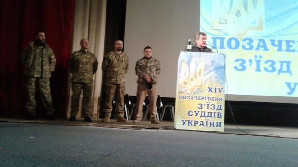 Екс-командир штурмової роти батальйону "Донбас" Тарас Костанчук закликав делегатів обрати чесних суддів
