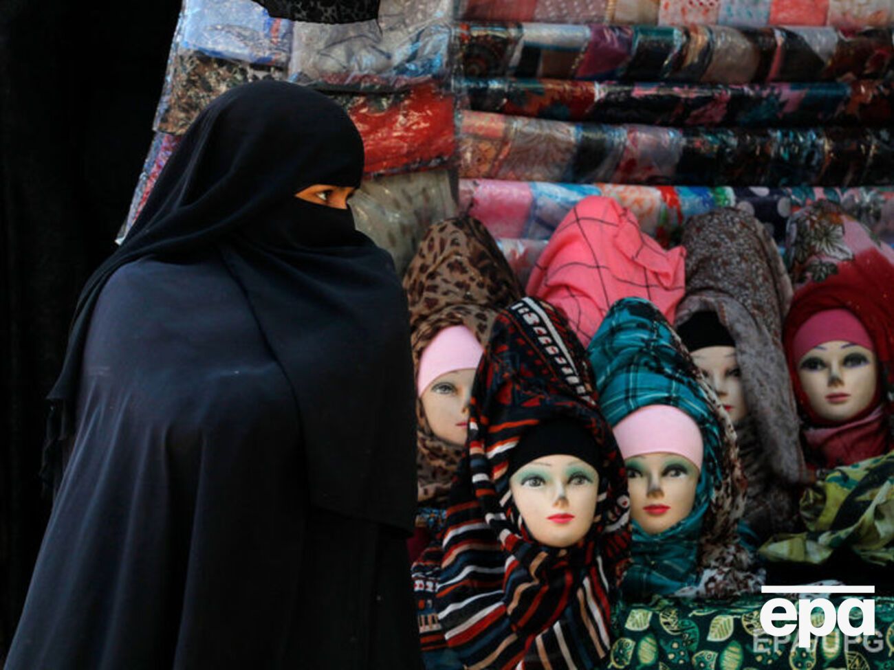 Согласно решению суда, запрет на ношение хиджаба, закрепленный внутренними правилами компании, не считается дискриминацией