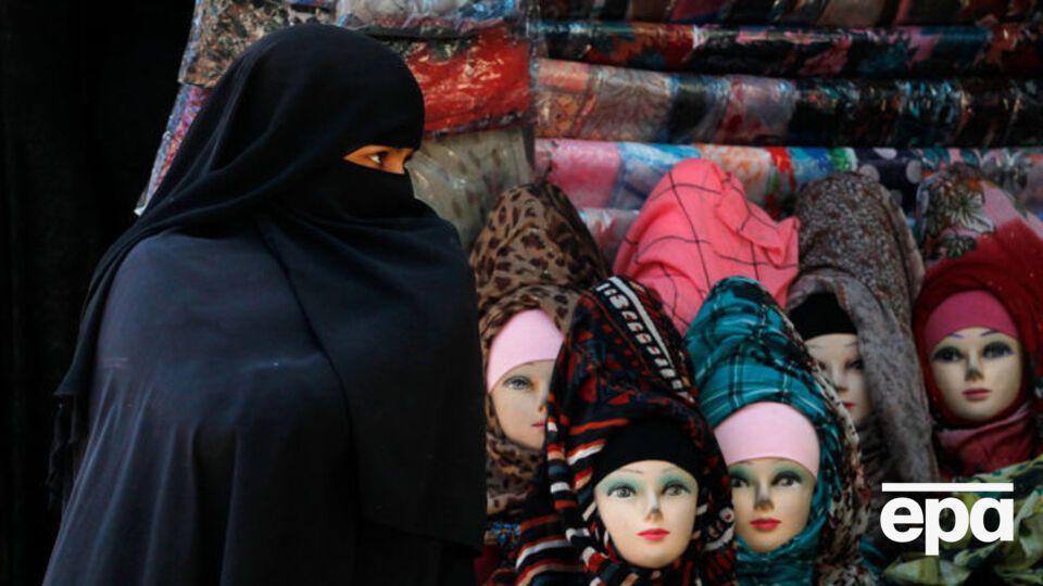 Согласно решению суда, запрет на ношение хиджаба, закрепленный внутренними правилами компании, не считается дискриминацией