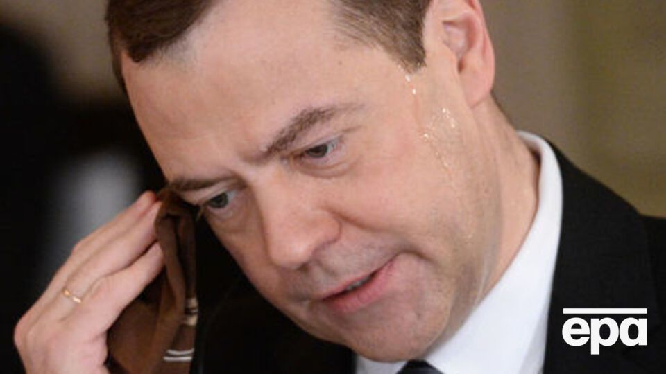 Медведев не присутствовал на совещании с членами правительства