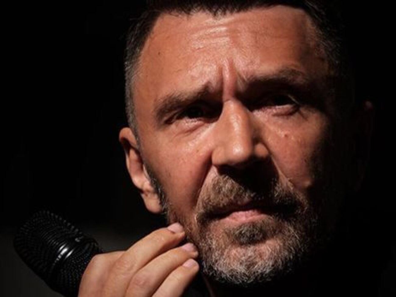 Шнуров прогулявся Пітером у шубі, шапці та кросівках