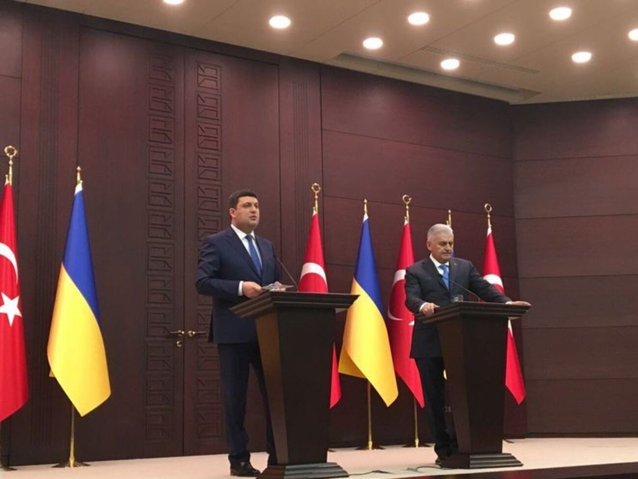 Гройсман в Турции встретился с премьер-министром страны Бинали Йылдырымом