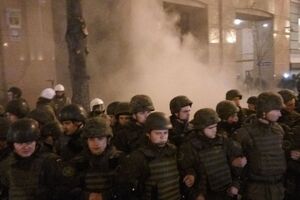 У Києві протестувальники закидали камінням і петардами офіс СКМ Ахметова й "Альфа-Банк". Фоторепортаж