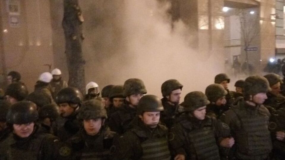 У Києві протестувальники закидали камінням і петардами офіс СКМ Ахметова й "Альфа-Банк". Фоторепортаж