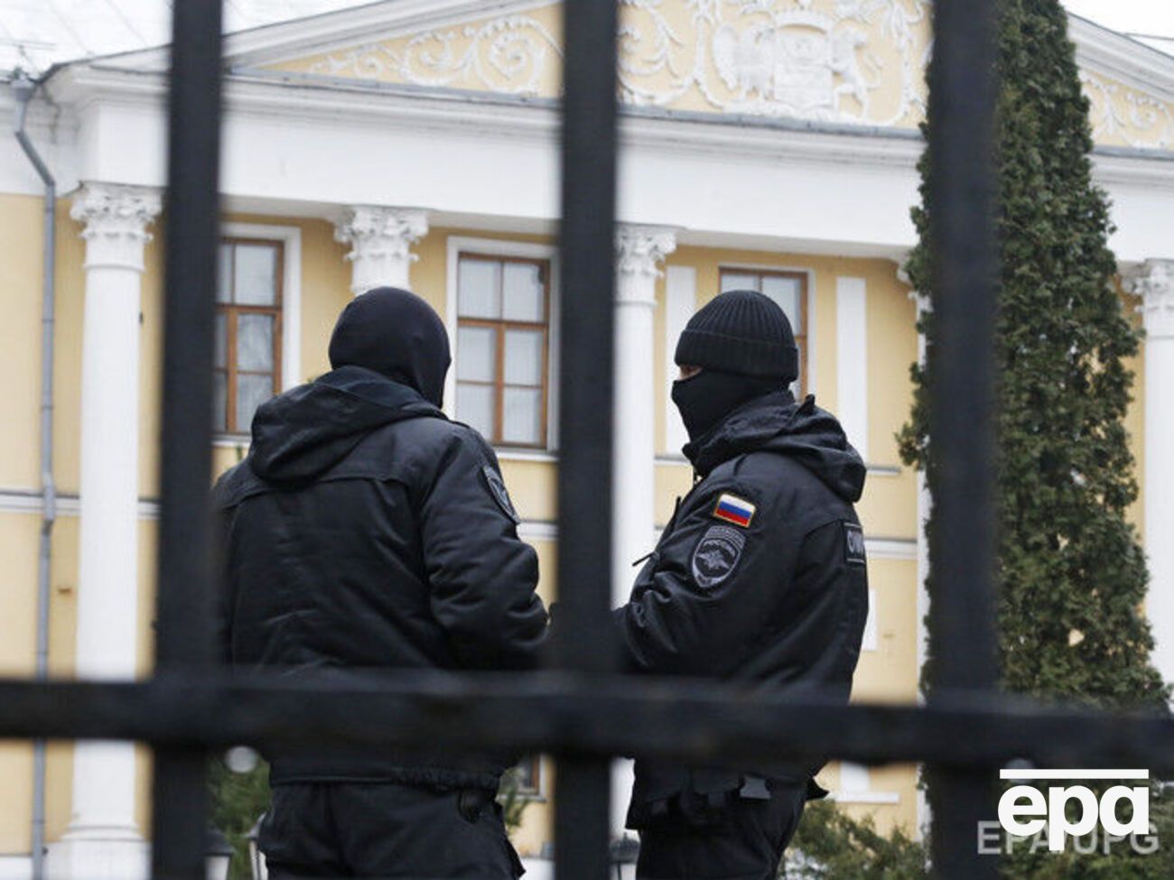 Законопроект пропонує заборонити службу у МВС РФ тим, у кого є право на проживання в іноземній державі