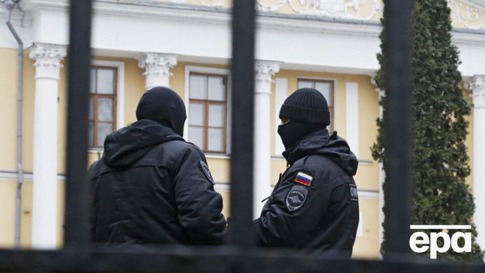 Законопроект пропонує заборонити службу у МВС РФ тим, у кого є право на проживання в іноземній державі