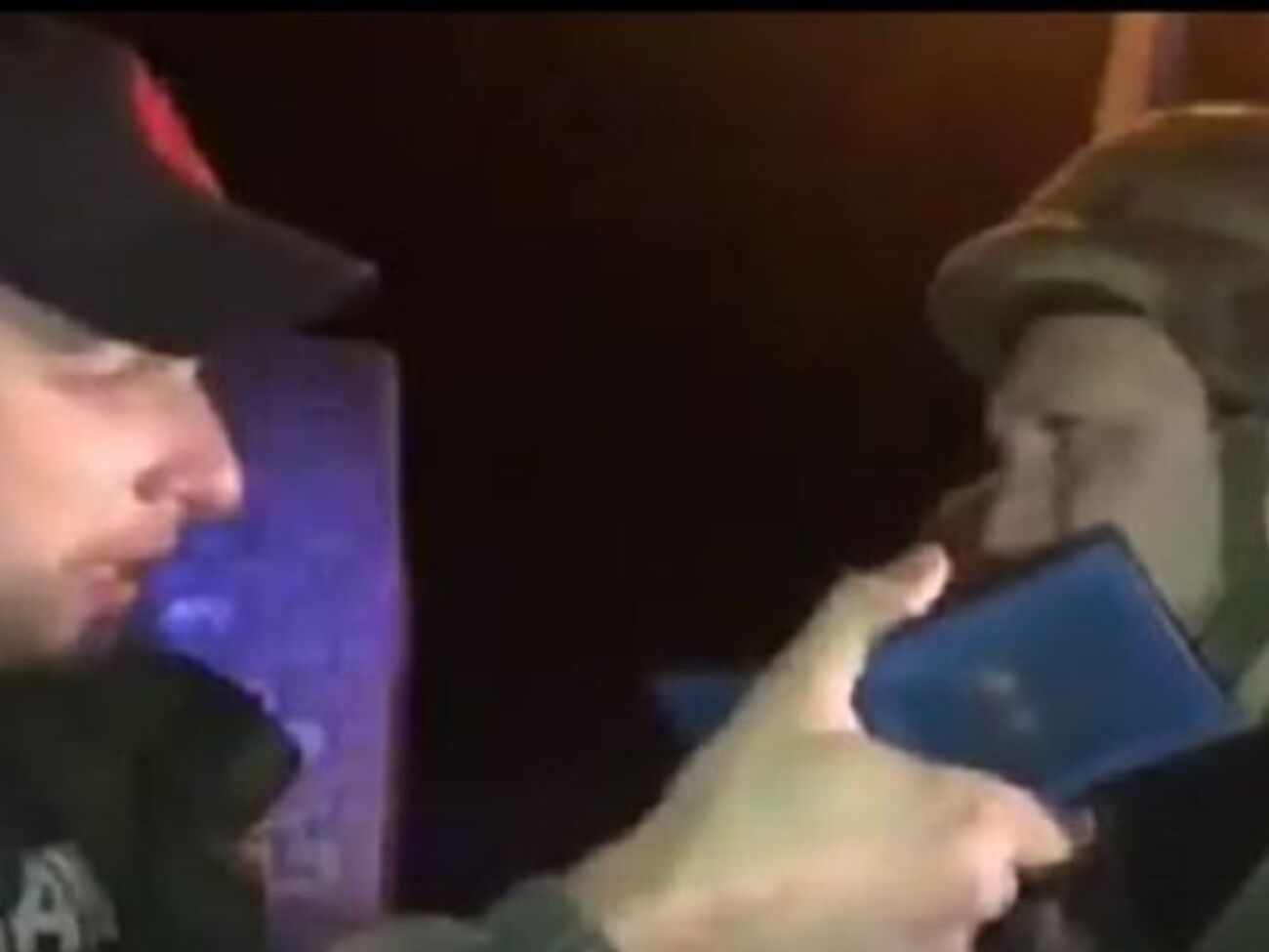 Парасюк пред'являв своє посвідчення правоохоронцю