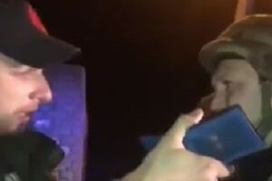 Парасюк пред'являв своє посвідчення правоохоронцю