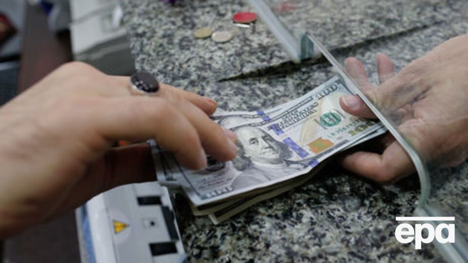 Гривна к доллару подешевела на одну копейку