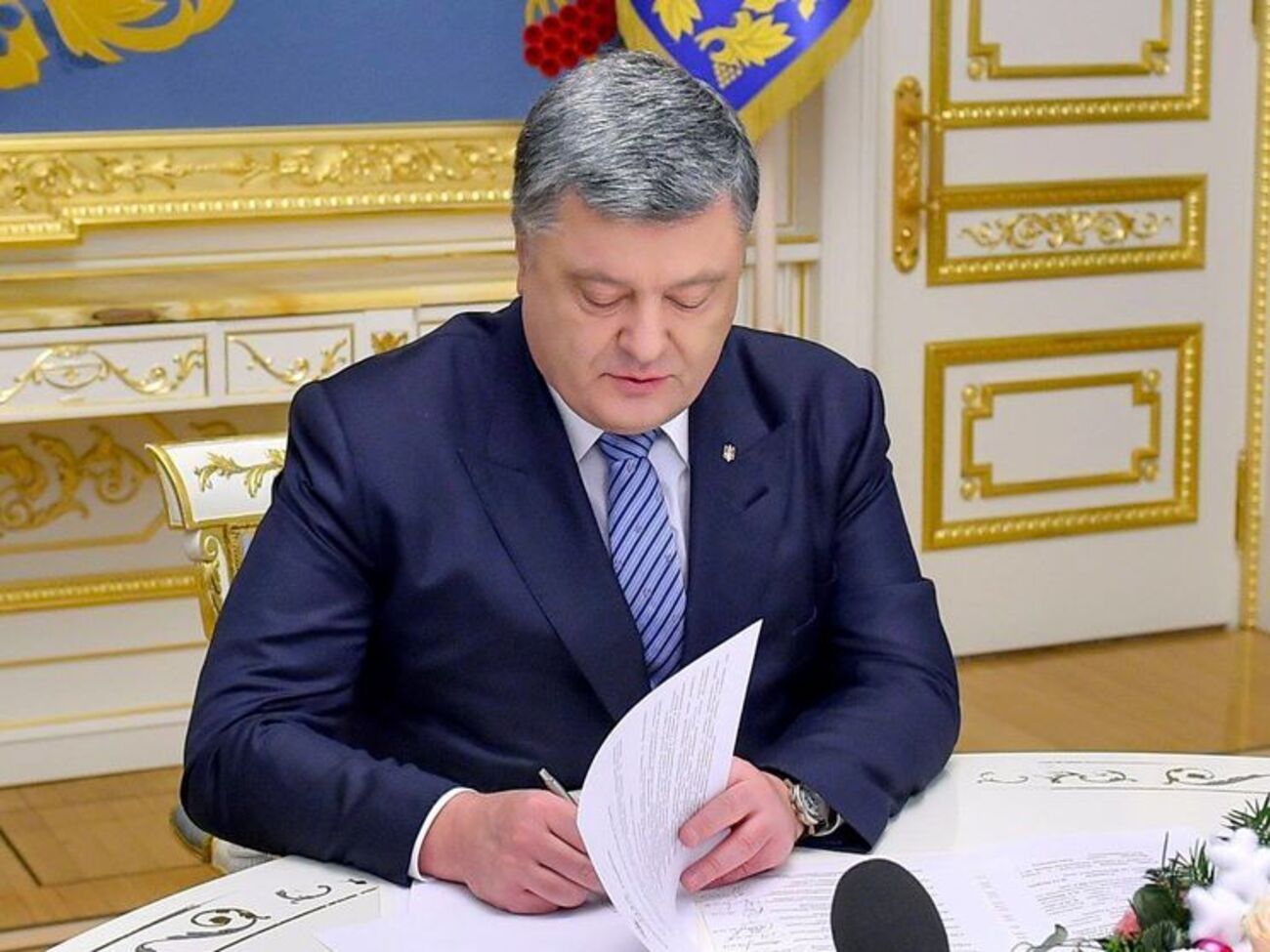 Порошенко:&nbsp;Исключение для перемещения грузов через линию соприкосновения будет сделано только для гуманитарных грузов