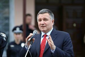 Аваков: Проезд в ОРДЛО личных машин не запрещен