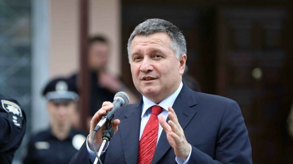 Аваков: Проїзд в ОРДЛО особистих машин не заборонений