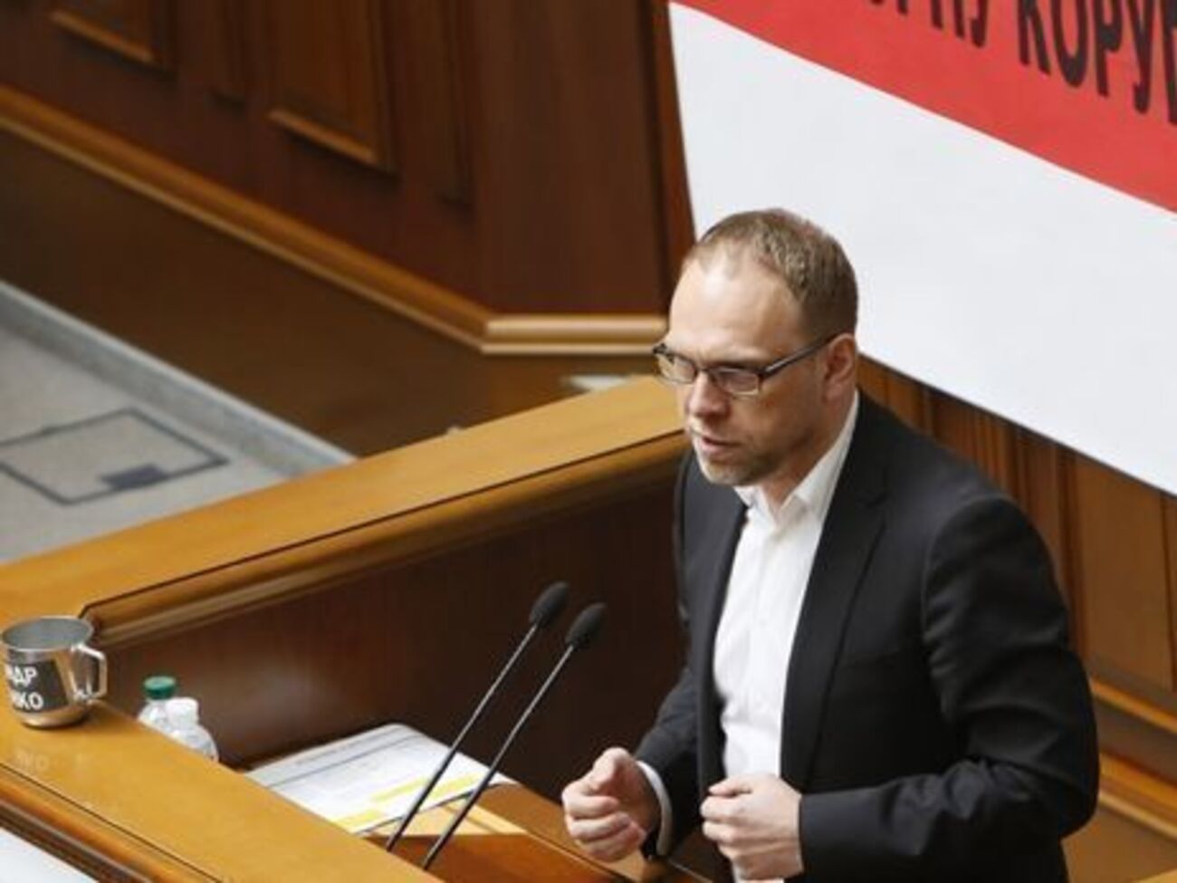 Власенко:&nbsp;Бизнесмен, случайно оказавшийся в кресле президента, является главной бедой нашей многострадальной страны