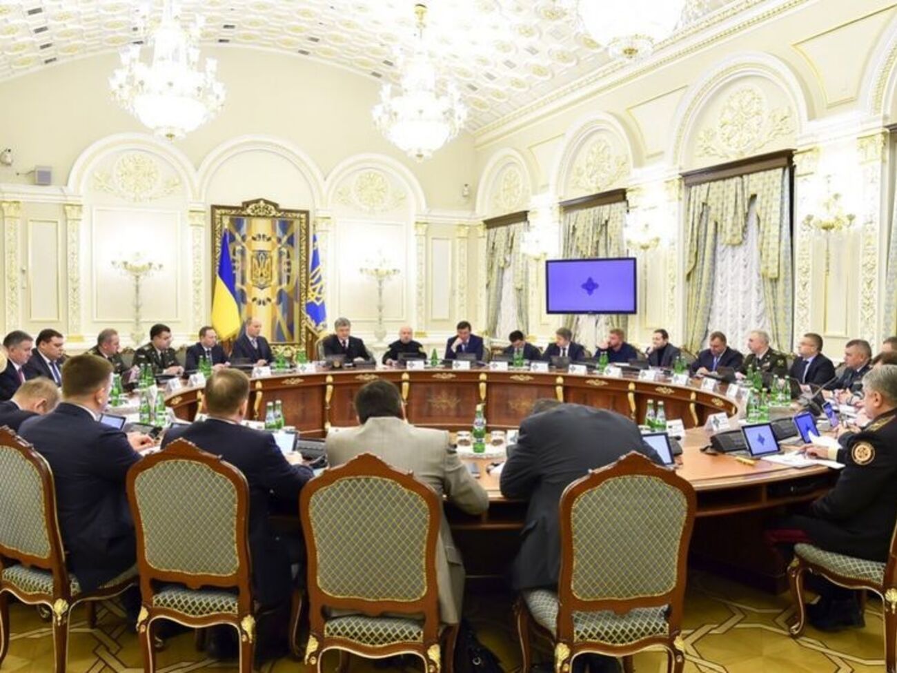 СНБО поручил силовикам с 13.00 15 марта остановить грузоперевозки через линию разграничения