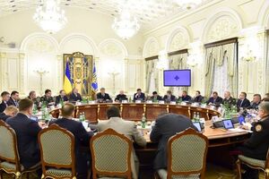 СНБО поручил силовикам с 13.00 15 марта остановить грузоперевозки через линию разграничения