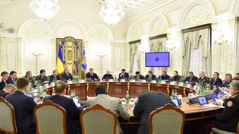 СНБО поручил силовикам с 13.00 15 марта остановить грузоперевозки через линию разграничения