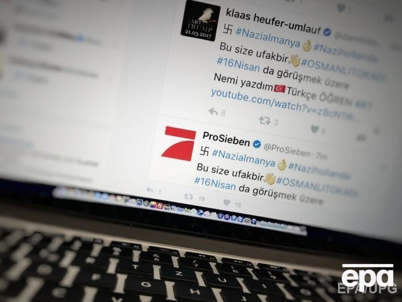 Хакеры оставили на взломанных страницах в Twitter сообщения со свастикой